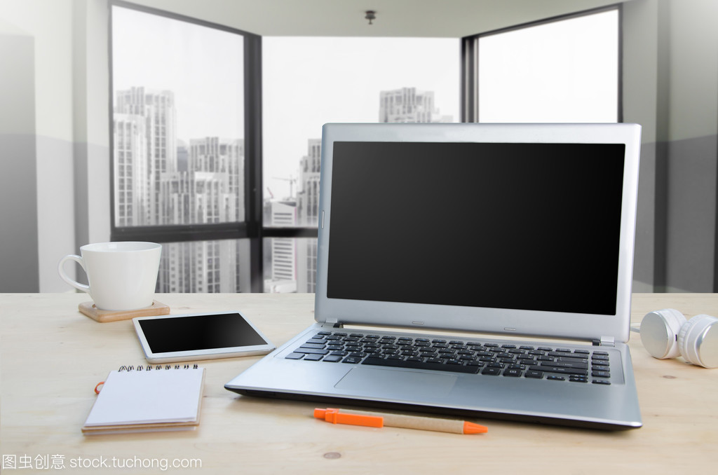 辦公桌的科技進化 從記事本到智能家用電器